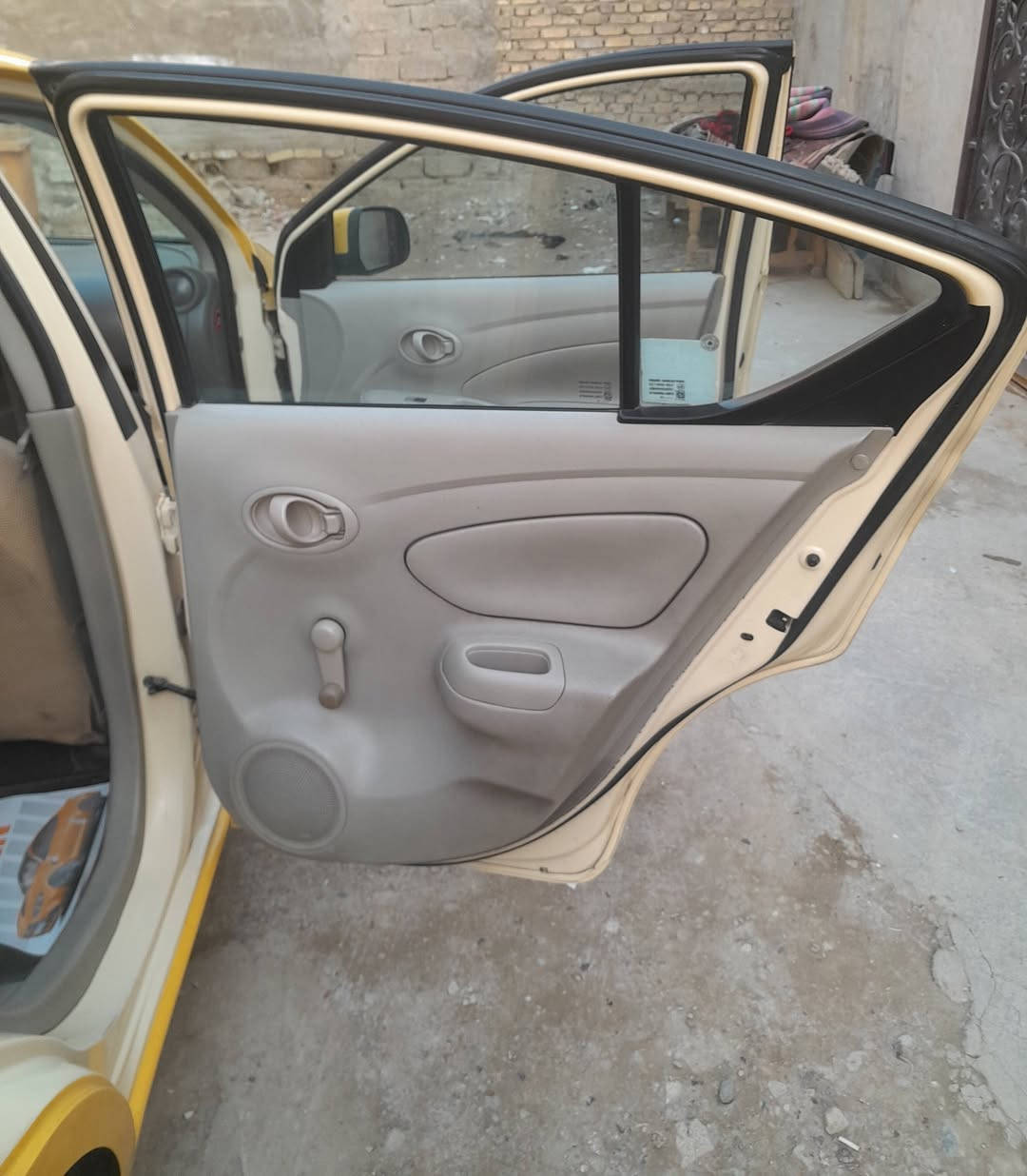 سني موديل 14 ضربتها جاملق خلفي جهت اليمنه سعرها 90 وبيها مجال 
المكان بغداد
رقم ***********
