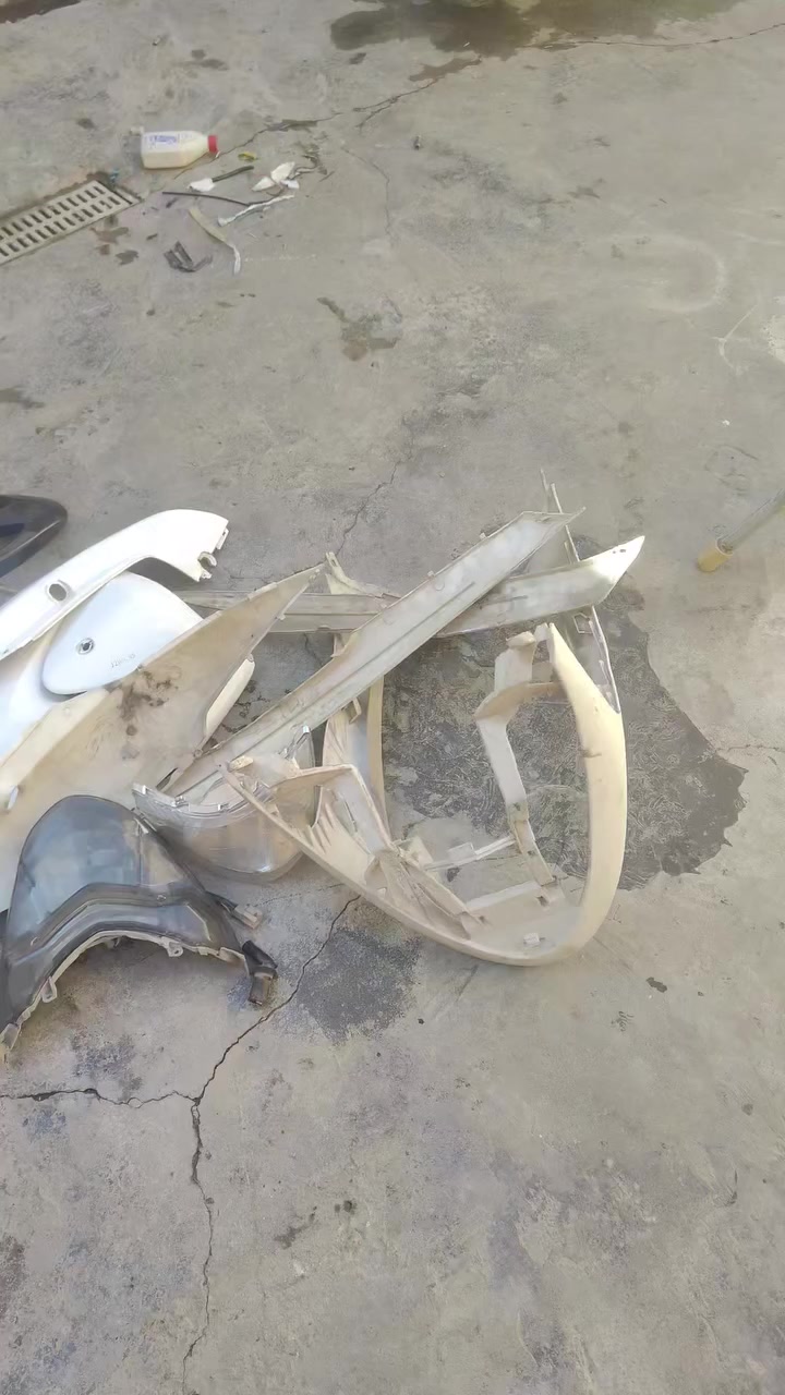 السلام عليكم شباب عندي غراض للبيع
لحية وترايش ب20 وبي مجال 
كفرات كاملة غدة الماسدة ب20 وبي مجال 
حاضنة دشبول ابيع عدة الدشبول بس الحاضنة هية وجاملغ الخلفي وسوادب15وبي مجال 
كلجات2 ورولجز 2 ولبة ب35 وبيهن مجال 
بك لايت كامل وماسدة ب15 وبي مجال 
العنوان بغداد المنصور قرب تمثال ابو جعفر الرقم ***********
