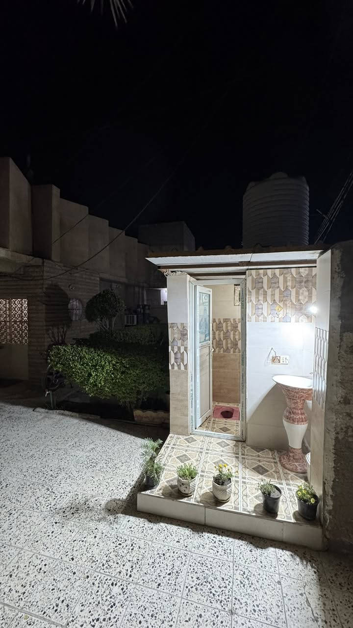 السلام عليكم دار للبـيع المساحة 240 طابو ملك يحتوي 3 غرف + مطبخ وحمام عدد 2 خارجي وداخلي العنوان ديالى بعقوبة حي المعلمين شارع مطعم الوان السعر مناسب الاستفسار الاتصال واتساب او هاتف ***********

