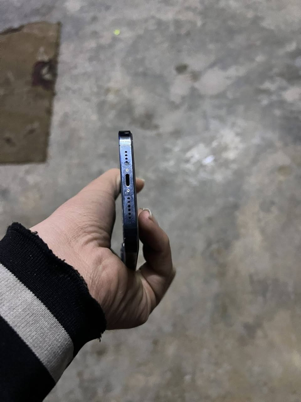 سلام عليكم مبايل ايفون ١٢ برو ماكس للبيع ذاكره ٢٥٦ بطاريه ٧٣ جهاز نضيف حيل بلاد مامفتوح بس شاشه مالته بي سواد وخط صغير فيس ايدي مايشتغل هم سعر (٣٠٠) وبي مجال زين رقم هاتف *********** متواجد خاص واتصال وتحياتي لكم
