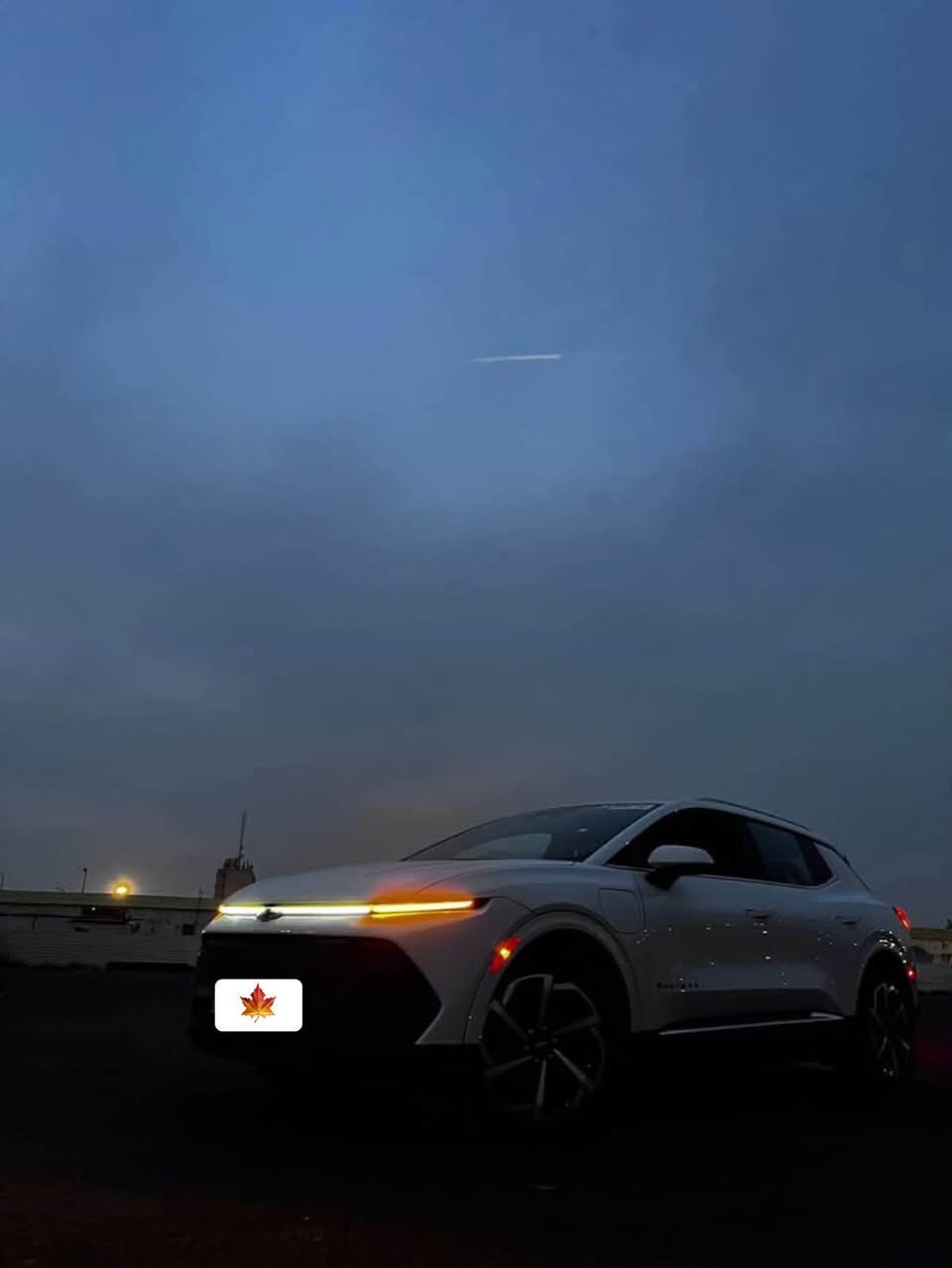 🚗 للبيع: شفروليه إكوينوكس كهرباء  ⚡️ 2024 (Chevrolet Equinox EV)
📍 الموقع: بغداد
🎨 اللون: أبيض
📅 الموديل: 2024📏 
الممشى: 11,850 كم (قابل للزيادة)

🔋 المدى بالشحنةالواحدة : 572 كم

✨ المواصفات:
• شاشة كبيرة + نظام ملاحة (GPS)
• كاميرات 360 + حساسات أمامية وخلفية
• رادارات (أمامي / جانبي / خلفي) + نقطة عمياء
 ⁠• نظام مانع تصادم + تصحيح مسار + مثبت               
     سرعه +Auto Park .
• كراسي جلد(تدفئة + تبريد) + كرسي كهرباء + جنطة كهرباء 
• ستيرن متعدد التحكم + تدفئة
• تشغيل بصمة + دخول ذكي+تبريد قطعتين
• أوامر صوتية + بلوتوث + Type-C
• إضاءة LED كاملة
• 4 أنظمة قيادة
• تشغيل عن بعد
والكثير من المواصفات

⚠️ ملاحظة: حادث بسيط جداً بدون فتح إيرباگ وبدون تبديل وصور الحادث موجوده 
اي ستفسار عن السعر 
اتصل على رقم *********** متوفر واتس اب              
او اتفضل خاص وتدلل🙏🏻

