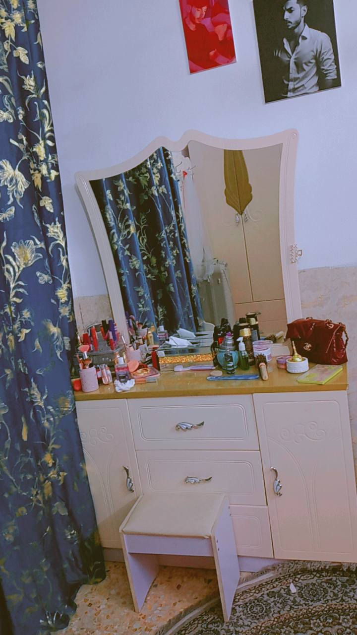 غرفه تركيه مشدوده مره وحده نضيفه استعمال شهرين 7 قطع الكنتور 6 بيبان الضهر مال الكنتور سميك 2 سانتيم السعر مليون و250 وبيه مجال مستعجل علا بيعته استفسار ع الخاص وع الرقم ***********
