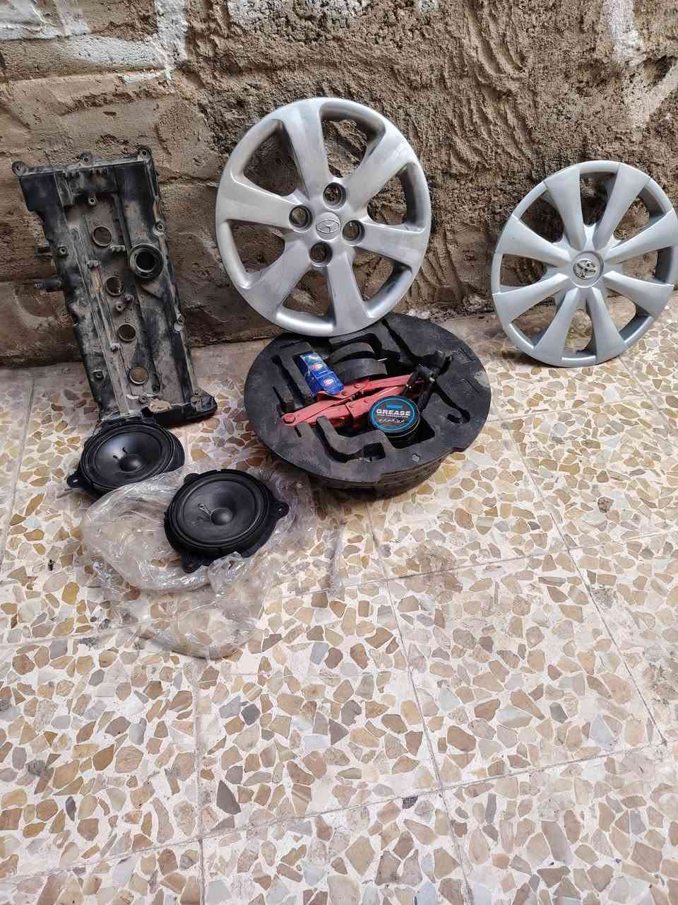السلام عليكم عندي هاي الأغراض شرط كلها مال كصه نضيفه فلينه هيا والجگ مال اكسنت او كيا ريو وكب اكسنت وكب كورلا  وزوج سماعات وقبغ مال محرك كيا او اكسنت وومروحه مال افيو شرط شغاله ونضيفه مال كصه فقط الحاضن مكسور للتواصل *********** بي واتساب
