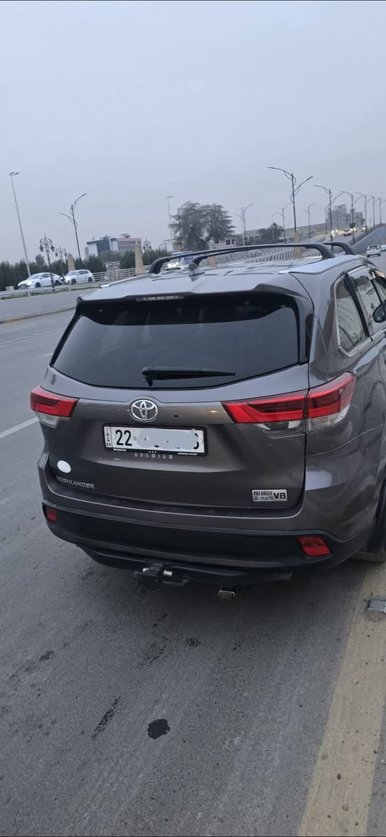 السلام عليكم
تويوتا هايلندر 2018 فول  VIP  اعلى مواصفات  XLE  

 رادار 

نقطع عمياء 

مثبت سرعة 

محرك 6 سلندر 3500 

بصمة عدد ٢

فتحة سقف

جلد 

كشنات منفصل 

كشنات كهرباء 

كشنات تدفئة 

بردات ابواب 

جنطه كهرباء 

دوسات ابلاديه

ويل كروم 

7 راكب 
كشافات 
تحكمات مقود 
شاشة - كامرة 
بصمة ترحيب  
ماشية ٣٤ الف ميل حقيقي السيارة جديدة كلش بعدهة بريحة الشركة غرفة جديدة 
رقم  اربيل تحويل ثاني يوم 

بدون اي ضرر او دواخل فقط تبديل قبق جنطة بواحد نفس اللون  بدون أيرباك 

السعر 240 ورقة عنوان بغداد 

للستفسار ***********
بيع فقط
