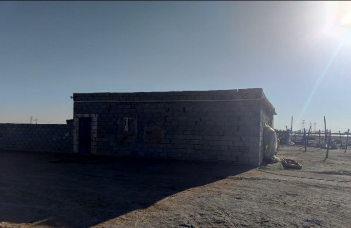 مزرعه للبيع بيه مرتسم 
مساحه 40دونم 
بيه حنطه 10 دونمات 
بيت مغبط 3غرف وصاله وديوانيه وسياج 
مكان المزرعه شارع نفط 
***********
