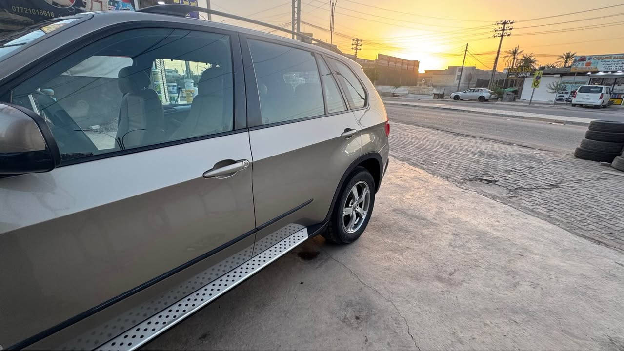 السلام عليكم 
للبيع.         BMW x5  xdrive E70 4.8
جاهزه بدون ضرر عدا باب الخلفي الصغير بارد فقط 
 رقم سليمانيه سنويه 2029
المواصفات:
داتا شو سرعه وأعطال واتجاهات 
- كشنات كهرباء + تدفئة مع ذاكرة جهتين للمقاعد الأمامية
- گير كوبرا اوتو + عادي+سبورت
- تحكم كامل بالستيرن مع أوامر صوتية 
- بردات ع جامات البيبان الخلفية.
- لايت عدسه LED  اصلي
- انارة ترحيب -
- تبريد قطعتين منفصل ثلج 
- چوبلس خلفي
- حداديه جديد مسويه 
- دخول ذكي بدون مفتاح 
-هوك سحب خلفي 
السعر  120$ ورقة وبيه مجال للشراي أو المراوس حسب القناعة 
رقم الهاتف *********** شط العرب, البصرة
