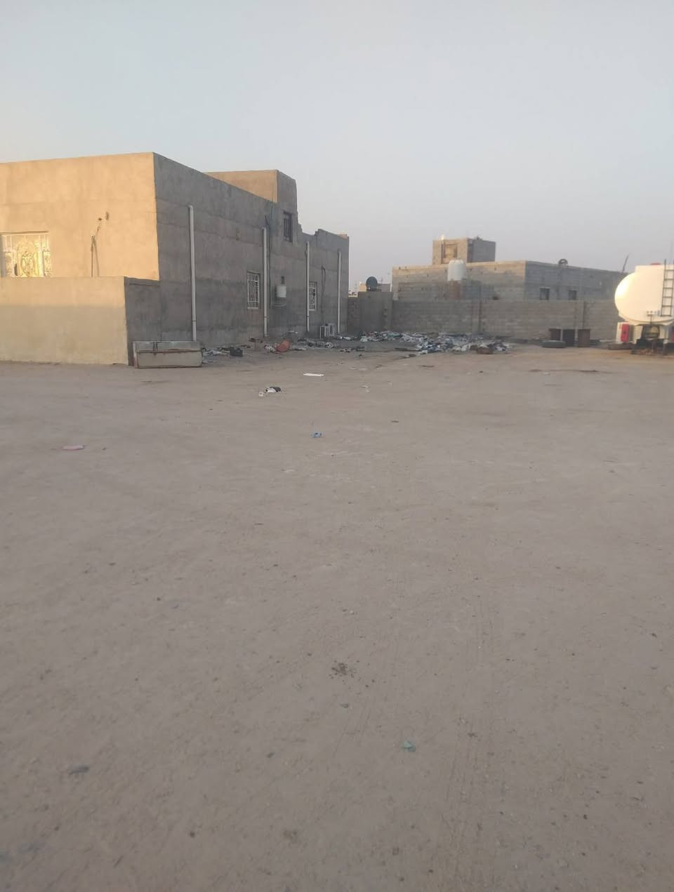 السلام عليكم ورحمة الله وبركاته 
يوجد لدينا الأرض للبيع في البصرة الزبير خلف المعارض السيارات 
 ١  الأرض عقد زراعي 
٢  مساحه الأرض ١٢٠٠ متر مسيجه 
٣ شارع ٨ متر ماء كهرباء 
مشموله من ضمن التسجيل الجديد واذا تريد مساحه من 200 او 400 او اكثر هم يبيع كلمن بسعره 
٤ السعر الأرض ٢٠ مليون وقابل  للتفاوض رقم الهاتف ‏‪***********‬‏ أبو محمد الزبير, البصرة
