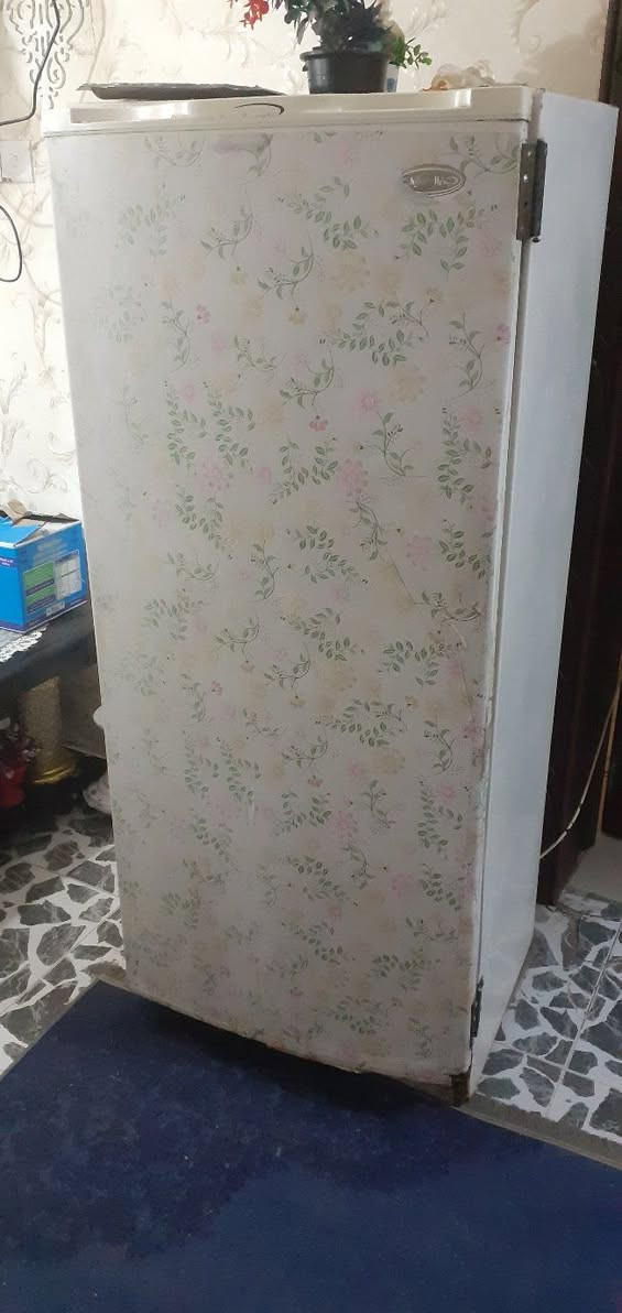 السلام عليكم غراض للبيع 

كاونتر ٤ أبواب 
ميز بلازمه 
وثلاجه شغاله 
اتصال ***********
