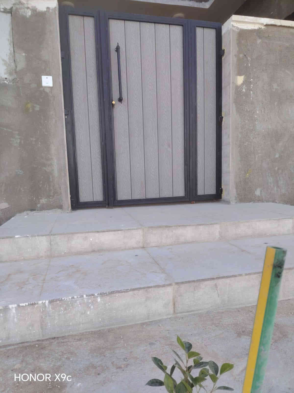 موجود بیت رکن, مقابل مجمع حکومي وليس اهالي, الزهور . يصلح شركه او معهد أو روضه... الخ، قریب على الحولي وهیت لاند.

البيت يتكون من: 

 ٤  غرف نوم, صاله عدد2, استقبال عدد ٢ 

صحیات عدد ٤, مطبخ عدد ٢،

بناء حديث

نظام دكتات مبرده

، تاسيس سبالت وتاسيس غاز

، تاسيس كاميرات تاسيس خط طاقه شمسيه وتاسيس انترنت

ساحة سیارات.. 

واجهه ركن 25 متر

الاستفسار: 

***********
