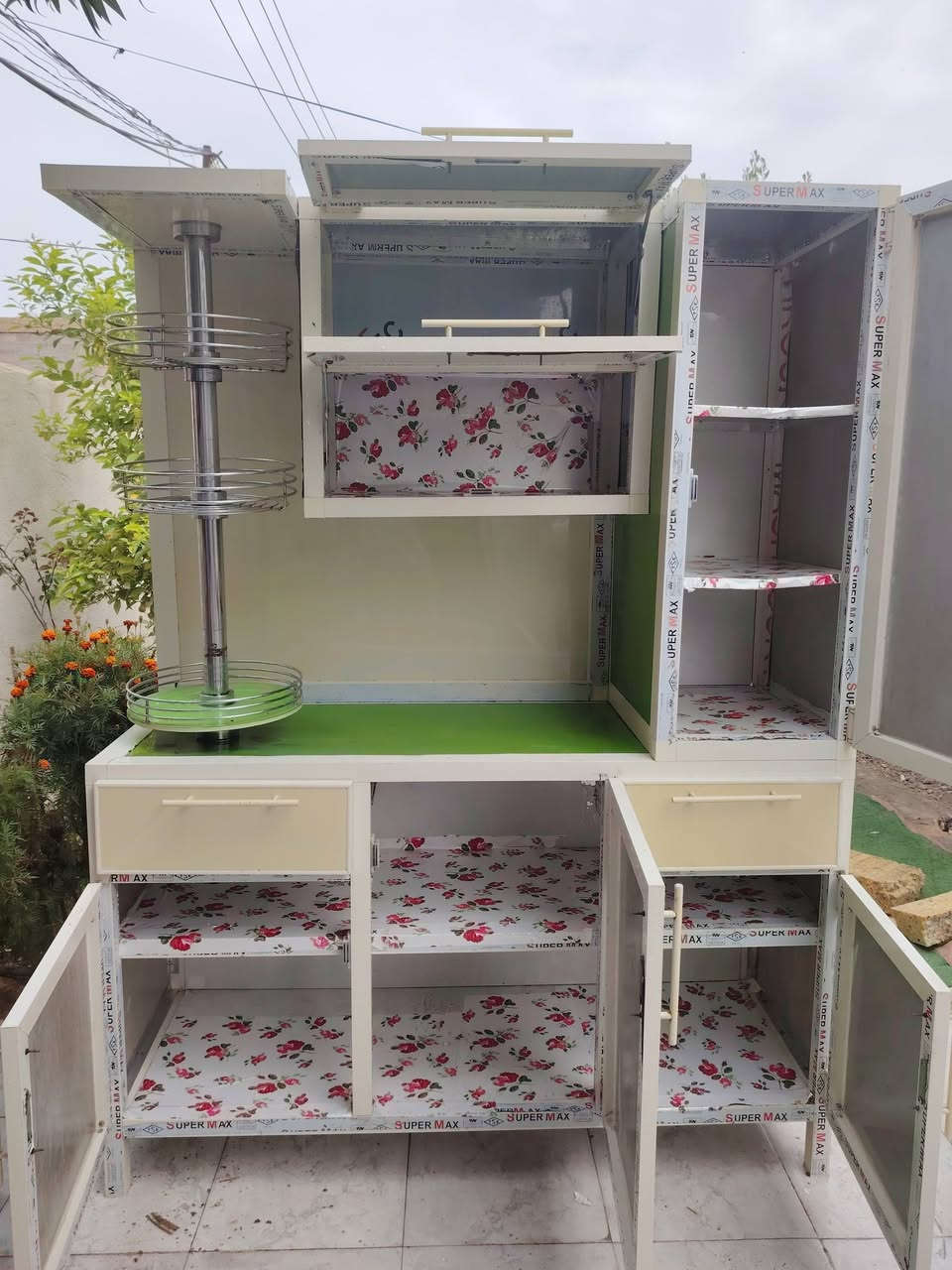 كاونتر للبيع 
مستعمل شي قليل اخو الجديد 
السعر ٢٠٠ وبي مجال مجال بسيط 
العنوان طريق طويريج/ قرب جامعة فريحة او شارع الحافظ..... 
رقم الهاتف: ***********
