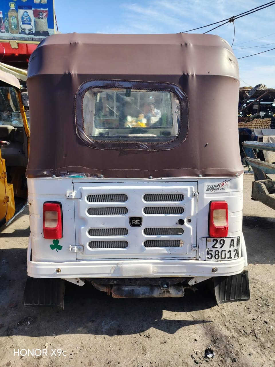 السلام عليكم تكتك لبيع موديل 2020 رقم واسط انكليزي تحويل ثاني يوم تكتك نضيفه وحلوه باتري جديد كابريتر جديد دوشمه جديد تخم تاير جديد  الشراي يتصل ويدلل ***********
