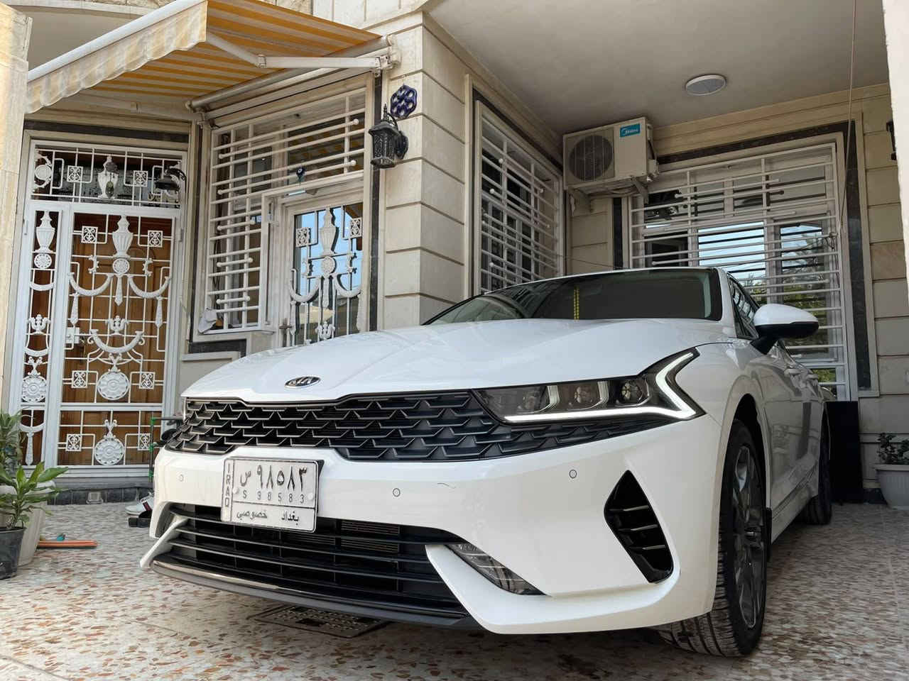 K5
السلام عليكم K.5 موديل 2021 بغداد 
ماشيه km  56900
خليجي السياره 
نص فول 
ويل كبير 
كل الصيانات داخل شركة كيا الدوليه . سياره جديده بمعنى الكلمه . بيهه طخه بالبنيد على كد ٥ أصابع.  ومصلحه تصليح درجه اولى وموضحه بالصوره . السعر ١٨٥ ورقه وبيهه مجال بسيط . للاستفسار ***********
