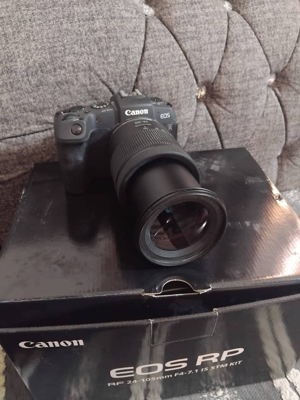 للبيع: كاميرا Canon EOS RP 
​الحالة: نظيفة جداً وخالية من أي عيوب (مع الكرتون والملاحق الأساسية).
​المواصفات الرئيسية:
​المستشعر: إطار كامل (Full-Frame) بدقة 26.2 ميجابكسل لجودة صور مذهلة وعزل احترافي.
​المعالج: DIGIC 8 القوي والسرع في معالجة البيانات.
​العدسة المرفقة: RF 24-105mm f/4-7.1 IS STM الشاملة، ممتازة لتصوير البورتريه، المناظر الطبيعية، والفيديوهات.
​المميزات: شاشة متحركة بالكامل تعمل باللمس، نظام تركيز تلقائي سريع (Dual Pixel CMOS AF)، وتصوير فيديو بدقة 4K.
​السعر المطلوب: 1,250,000 دينار (مليون و250 ألف).
للتواصل خاص او او وتساب ***********
