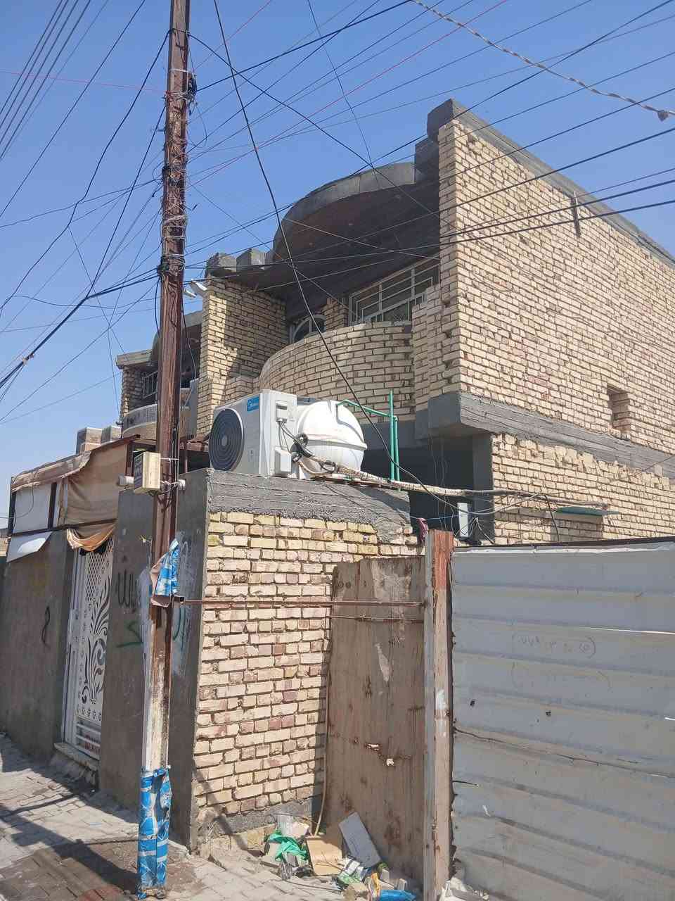 بسم الله الرحمن الرحيم  بيت  ١٠٠متر طابقين الفوك هيكل بوب شبابيك وصب عوزه بس جص  بيت جاهز من كل شي بناء حديث ٢٠٢٥ عالي عن شارع مي مجاري كهربا فول كامل اي نقص مابي منطقه تبليط  عنوان الحسينيه مسقط تحويل ثاني يوم عند الاستلام لا يباع ب تقسيط  السعر ٥٣ وبي مجال الاستفسار واتساب واتصال ***********
