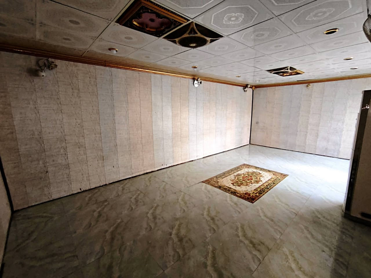 ✨دار للإيجار✨
📢 العنوان نادر الثانية خلف الشارع العام حلة - ديوانية قرب سيد كامل للألبان 
⚫ يحتوي على ؛ ثلاث غرف نوم ، كليدور ، استقبال ، ومجمع صحيات داخلية وخارجية ،وحديقة
🟢 المنطقة راقية من كل الخدمات مجاري وتبليط وانترنيت ضوئي وأمام الدار منتزه،(نادر معروفة بناسها واهلها وهدوئها)
سعر الإيجار: 500 الف دينار قفل 
للإستفسار الإتصال: ***********
