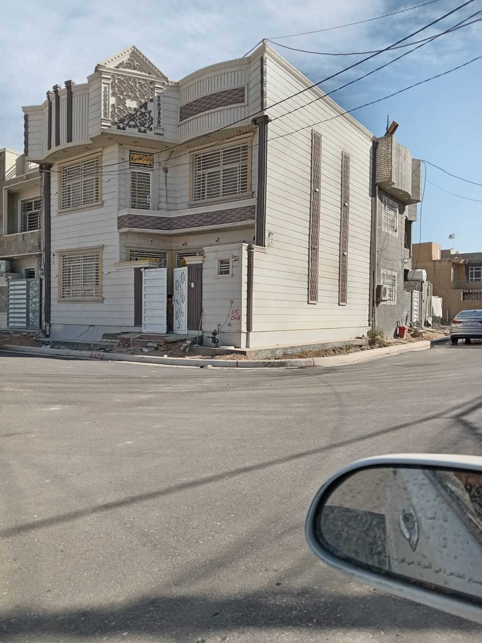 بيت للبيع حي الميلاد مقابل باب الدرة الثاني شارع كوفي1001مساحه 100متر مربع على شارعين تبليط الجديد واجهه فلين تركي الجهتين طابقين اربع غرف نوم
صاله مطبخ استقبال للاستفسار أكثر الاتصال***********
