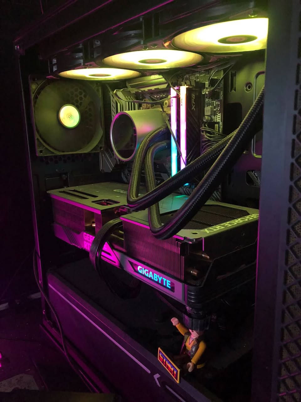تجميعه فول وشاشه مقوسه 4k
المكان بغداد ***********
R9 5900x 
ram 64 
m.2 512 g4
hdd1t
rtx 4080 super 16 
x570 
360 ml
