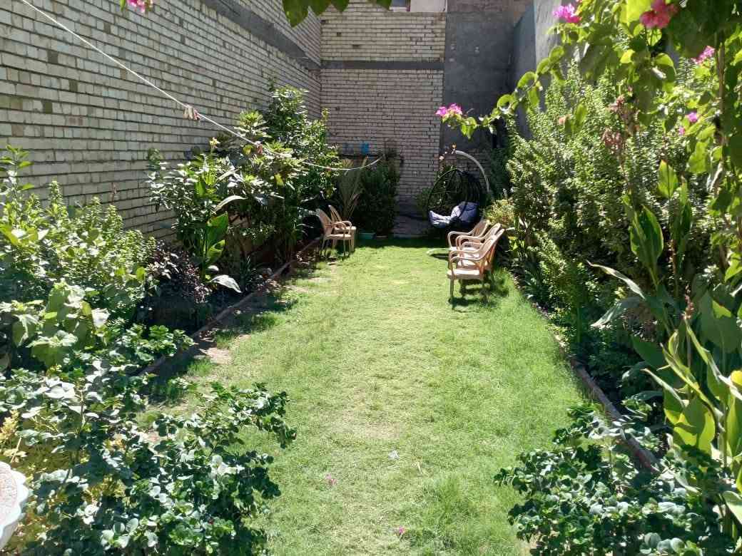 السلام عليكم دار للبيع بغداد الدوره  البعيثه مجمع الامل قرب مدرسه شواطئ دجله المساحه الكليه 200 متر مساحه البناء 122 متر الحديقه 78 متر للاستفسار اكثر الاتصال على الرقم ***********
