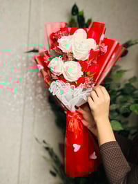 بوكي عيد الحب • ورود حمراء وبيضاء • تغليف فخم