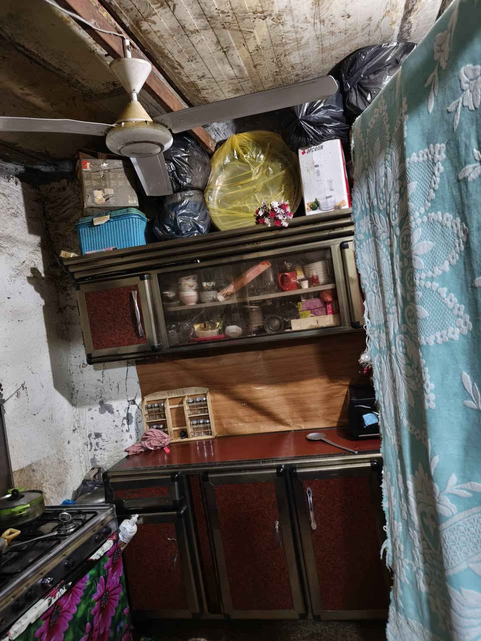 السلام عليكم بيت للبيع تجاوز مساحه 100 متر كامل الخدمات من كهرباء على شارع 80 بمحيزم  *********** السعر ملايين غرفتين نوم
