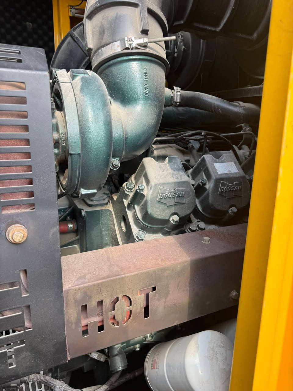 ⚡ للبيع: مولد ديزل (dosan) بقوة 750 kva  كيه في إيه - محرك دوسان ⚡

لأصحاب المصانع الكبرى، المجمعات السكنية، والمشاريع العملاقة! متوفر لدينا الآن مولد طاقة صناعي ضخم بحالة ممتازة وجاهز للعمل الشاق من شركة أقصى (Aksa) العالمية.

 نوع المحرك: دوسان (Doosan) الأصلي ذو الكفاءة العالية 12 صلندر 

 القدرة: 750 kVA (أساسي) | 825 kVA (طوارئ القصوى )

ساعة شغال : 7000 h
 
سنة الصنع: 2018 

 الهيكل (الكانوبي): كاتم صوت أصلي من شركة أقصى باللون الأصفر المميز 

 الحالة: صيانة ممتازة للقطع الداخلية  نظافة تامة للمحرك من الداخل 

 وجاهز للتشغيل الفوري.

📞 للاستفسار عن السعر والمعاينة، يرجى الاتصال بـ واتس اب 

***********
***********
