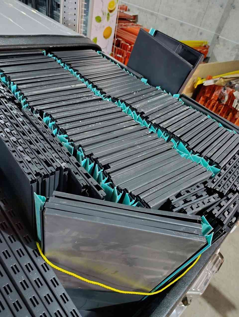 رەفی ناوەراست ٤م رەفی یەکلا ٤م رەفی دیوار ٢٠م 

رەفەکان هەمووی ٣ مانگ بەکار هاتووە حساب بکە تازەیە پلێتی ٠٧ی دەرەجەیەک 
ناونیشان ڕانیە 
***********-***********
