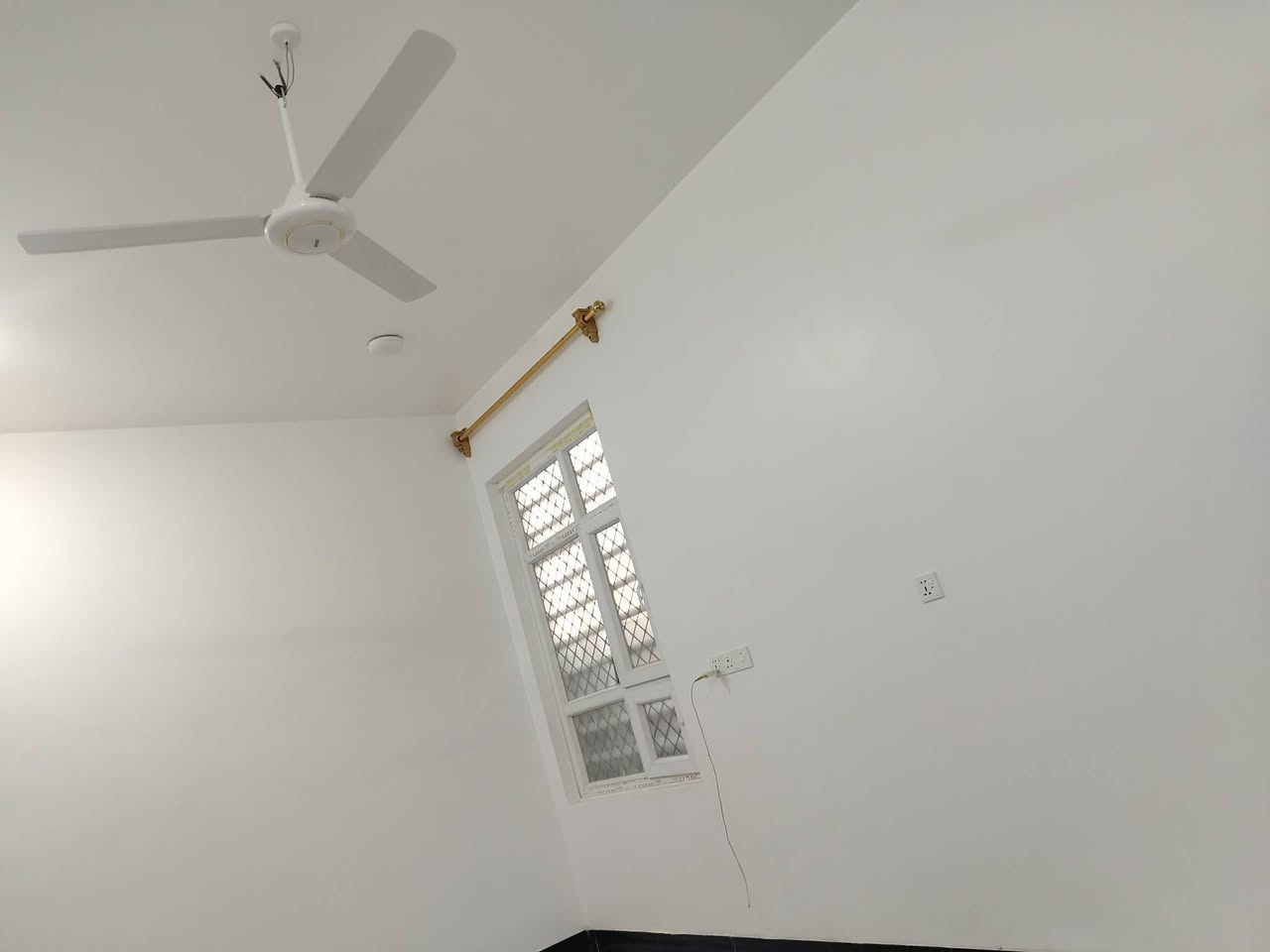 🏡 للبيع – بيت زراعي بناء حديث 2024
📍 الموقع: طريق السنية قرب حسينية أم البنين – عمود 676
▫️ يبعد حوالي 500 متر عن الشارع العام
▫️ قريب جداً على التبليط
📐 المساحة الكلية: 330 متر
🏗️ مساحة البناء: 180 متر
🌳 الباقي حديقة
✅ كونكريت مسلح
✅ ستارة كاملة
✅ بناء حديث وجاهز للسكن
✅ طابو زراعي
🔹 يتكون من: 🛏️ غرفتين
🍽️ مطبخ كبير
🛋️ استقبال
🏠 صالة
⬆️ طابق فوك وجوه
💰 السعر: 65 مليون قابل للتفاو
📞 للاستفسار خاص أو الاتصال على الرقم ***********
