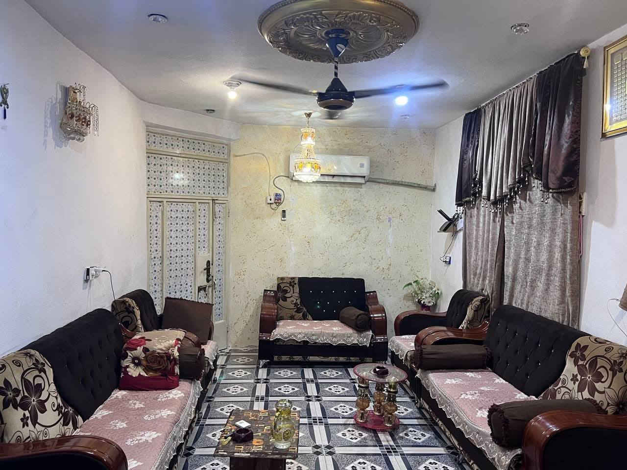 دار لبيع مساحه (١٠٨م) الواجهة (٨م) ونزال (١٣ ونص م) موقعه تقاطع الوثبه قرب سعد قصاب ( مالك صرف بستنه ) خدماتها موجوده مجاري وتبليط  وغيره  قريب على شارع رئيسي متكون غرفه نوم وصالة ومطبخ واستقبال وصحيات ومنور وطابق ثاني غرفتين نوم و سطح  ***********
