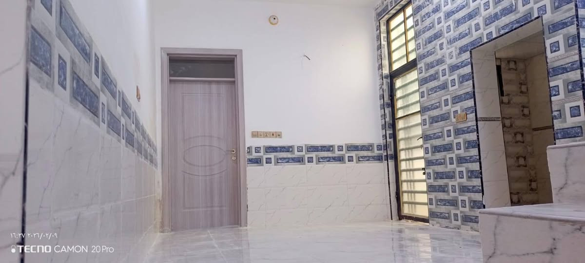 دار للــــــبـيــع المســــاحة 75 متر ملحق قريه الغدير السعر 45وبي مجال تحتوي غرفه نوم وصاله ومطبخ وصحيات واستقبال للستفار ***********او مراسله واتساب ***********
