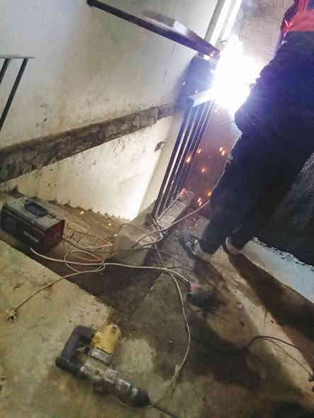 حداده متنقله داخل كركوك اتصل ونجيك للباب خلال دقائق إن شاء الله *********** شعندك ج  لحيم كص تفصال قمريه سقيفه باب محجل درج الواح طاقه شمسية كل ما يخص الحداده اتصل وهذا جزء من عملنه والحمدلله للستفار خاص أو اتصل ع واتساب *********** وحياكم الله
