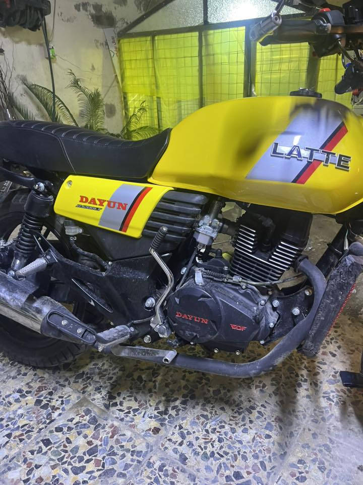 سلام عليكم شباب دراجة دايوان لايتي خير من الله موصفات الدراجة صالها اقل الشهر من نزلتها  اي عيب مابيها الدراجة مكفولة من كلشي ومرقم ورقم سنوية كاملات وين متريد روح لوحتين وسنوية  الرقم ***********
مكاني بغداد  العامرية سعرها 2800
بعدها بل كارتون  وعل سحك
