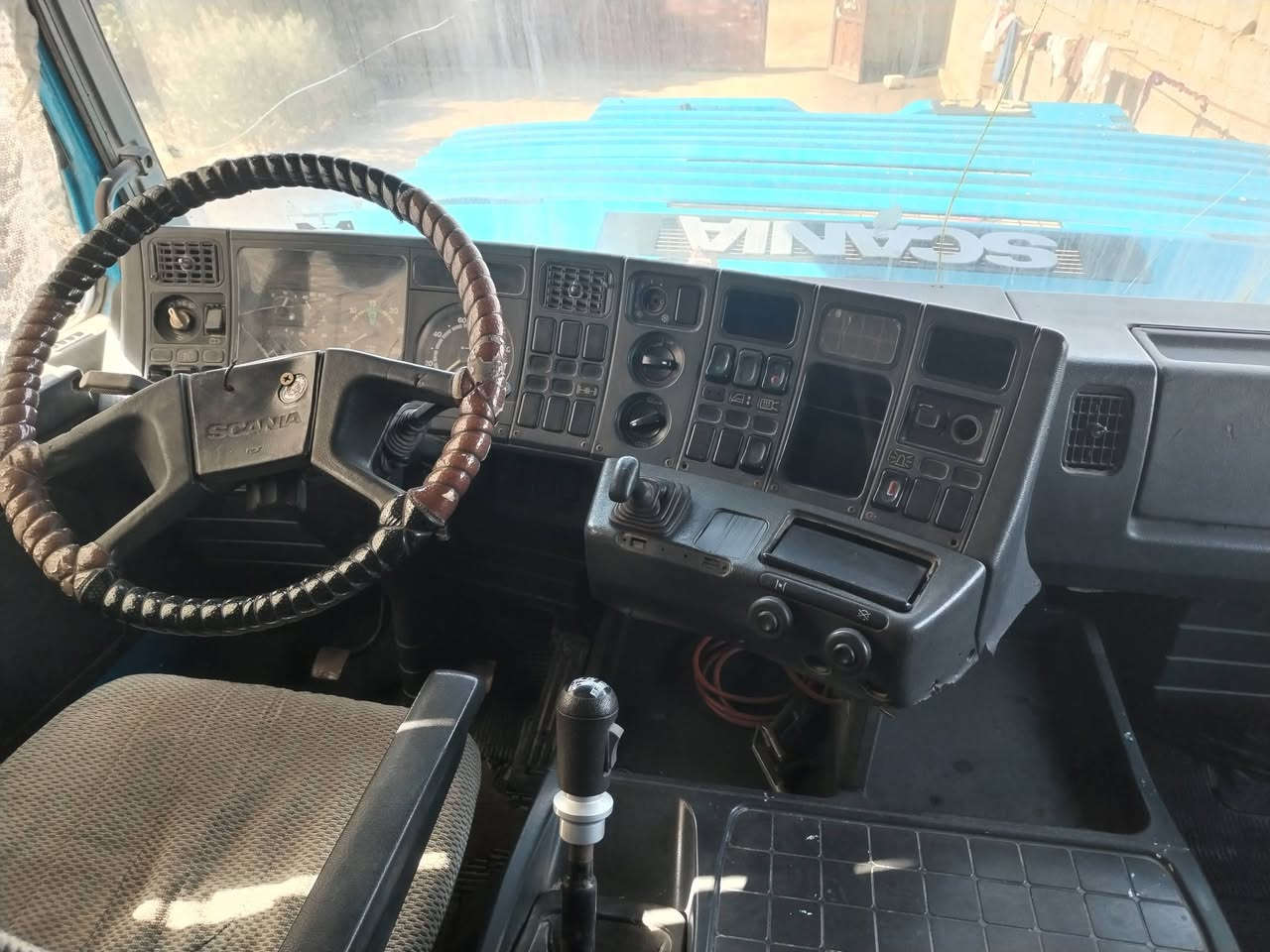 السلام عليكم اسكانيا للبيع راس اتريله ومطوله مكينه 12ونص جديده كير ٣ب٣ اكسن جديد سبرنكات بلاديه بدون رقم ***********
