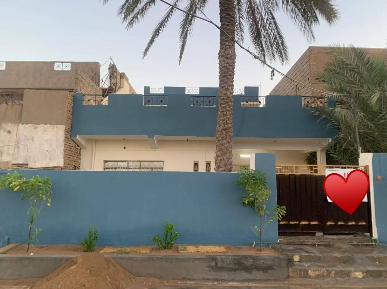 السلام عليكم ورحمة الله وبركاته 
دار للبيع طابقين ٢٠٠ متر طابو ملك صرف 
يحتوي الطابق الاول غرفتين نوم وصاله واستقبال ومطبخ وصحيات والطابق الثاني غرفتين نوم وصحيات العنوان بهرز حي السلام للأستفسار ***********
