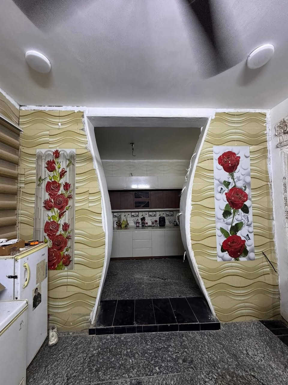 االسلام عليكم عندي بيت بحي الأمين الاولى نزله المخبز نزله مقابيل سفينه النجاه لبيع يتكون من إستقبال ومطبخ حار ومطبخ بارد وصاله وطارمه كبيرة وصحيات وحديقتين كبار عوزه بس الغرف مبني البتلو مالتهن ومدفونات يعني بس صعد الأساس كونكريت ارضيه كرانيت مساحته ٣١٥ السعر ٦٥وبي مجال لاستفسار اتصل على الرقم ***********
