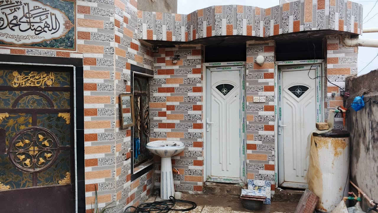 سلام عليكم دار للبيع المساحة فوك ال150 متر طابو صرف
الموقع: بداية حي لأصدقاء قرب ساحة ناجي 
يتكون من غرف نوم 2 
1 غرفة نوم 5 في 4 
2 غرفة نوم 5 في 3 ونص 
3 صالة 7  في 4 ونص 
4 استقبال 6 في 4 
مطبخ 4 في 3 ونص 
طارمة + صحيات جاهزة 
ممر خلف البيت متر ونص طول 7 متر 
+ غرفة نوم فوك 6 في 4 
(بيت جاهز من كلشي)
لاتصال على الرقم ***********
