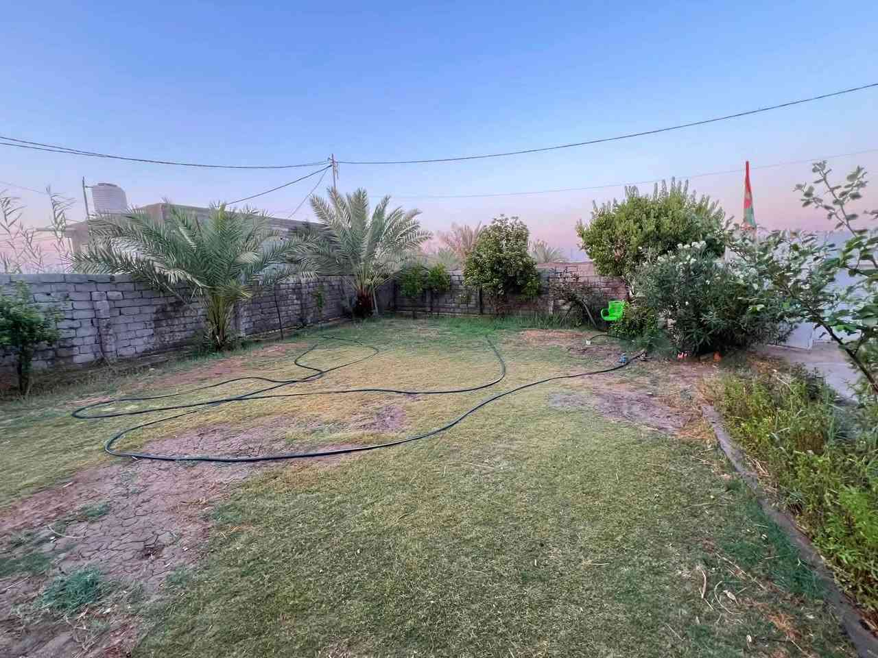 السلام عليكم
بيت للبيع مساحته ٩٥٠ م سند ٢٥ تحويل مباشر   شارع حله بغداد قرية الفنديه اقرب نقطه داله البوابه  او معمل طابوق الجمهوري يتكون من غرفتين نوم+ حمام داخلي +هول +مطبخ+ استقبال+ امام المنزل حديقه كبيره + حديقه صغيره للزع على يمين  الحديقه الكبيره + مجمعات صحيه +خلف المنزل مشتمل يتكون من غرفه + مطبخ+ مجمعات صحيه + قطعة ارض امام المشتمل ١٧٠ م تقريبا للاستفسار *********** للبيع او مراوس
