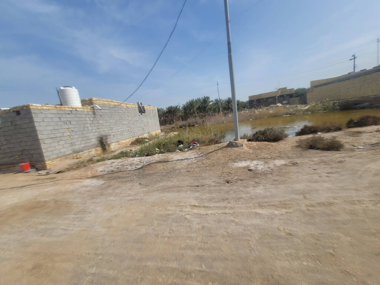 قطعه زراعي 200 متر للبيع ركن على شارعين وجه10 ونزال 20 موقعها السديناويه نهاية السايدين قرب مدرسة الجامعه متوفر كافة الخدمات ما ء مجاري كهرباء للاستفسار ***********
