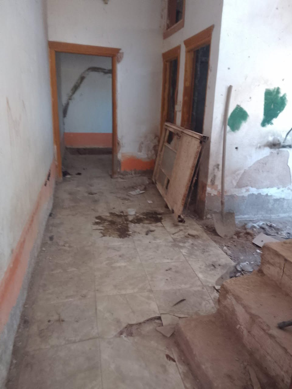 مشتمل لبيع جوه جسر الكفل مساحه 100 واجه 5 سعر 16 وبي مجال الاستفسار *********** النجف, العراق
