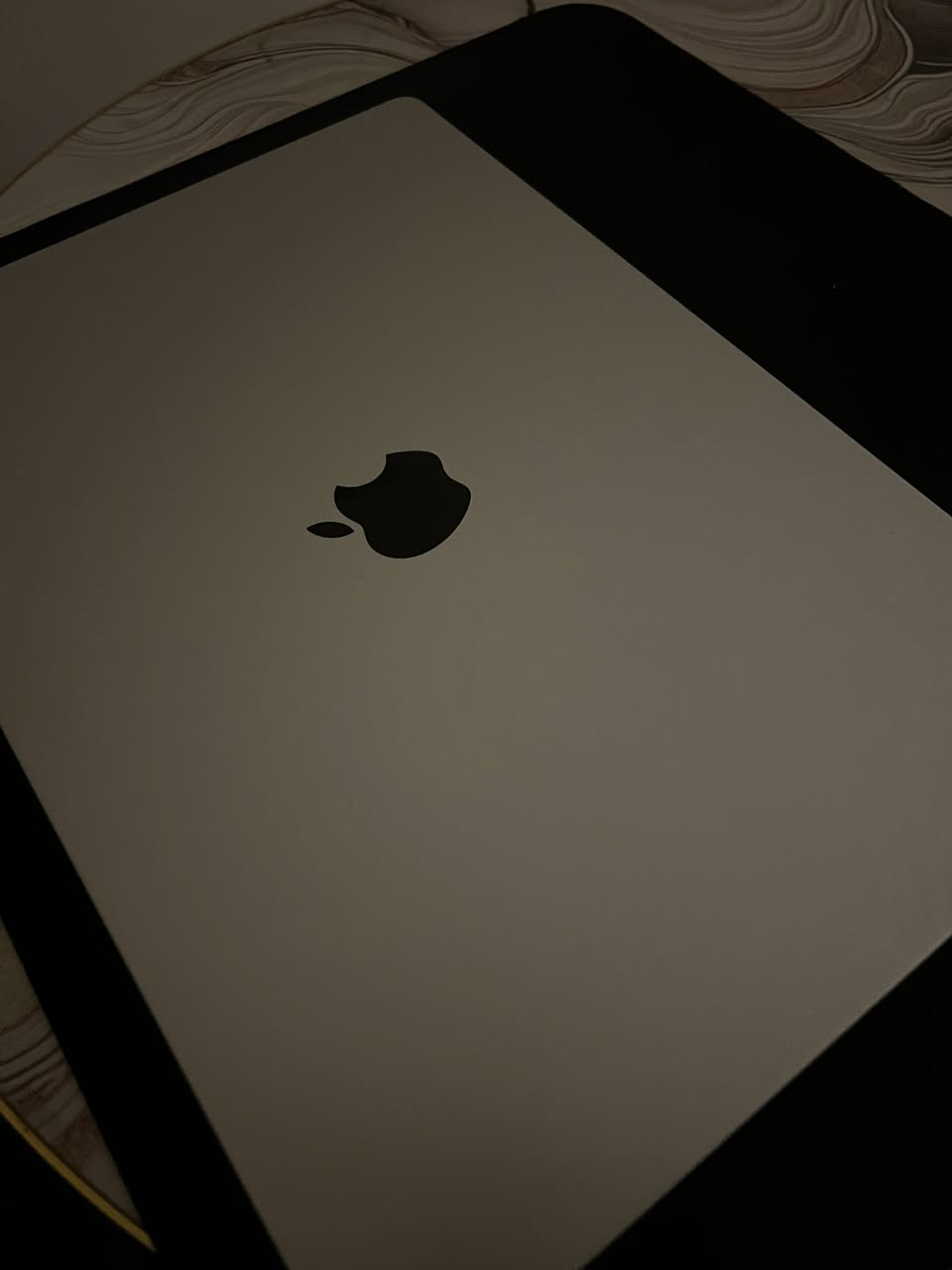 السلام عليكم 

ماك بوك M4 Max للبيع 🎞️

لأصحاب المونتاج والـ 3D، جهاز MacBook Pro بمعالج M4 Max القوي جداً

• الرام: 36GB
• الهارد: 1TB
• الاستخدام: يومين فقط (زيرو).

سبب البيع : بصراحه ماعرفت استخدمه متعود على الوندوز 
الجهاز لگطة للي يريد يشتري جديد بسعر أنسب من السوق

ضمان وكالة سنة !!!

السعر: 4,750,000

للاستفسار: ***********
