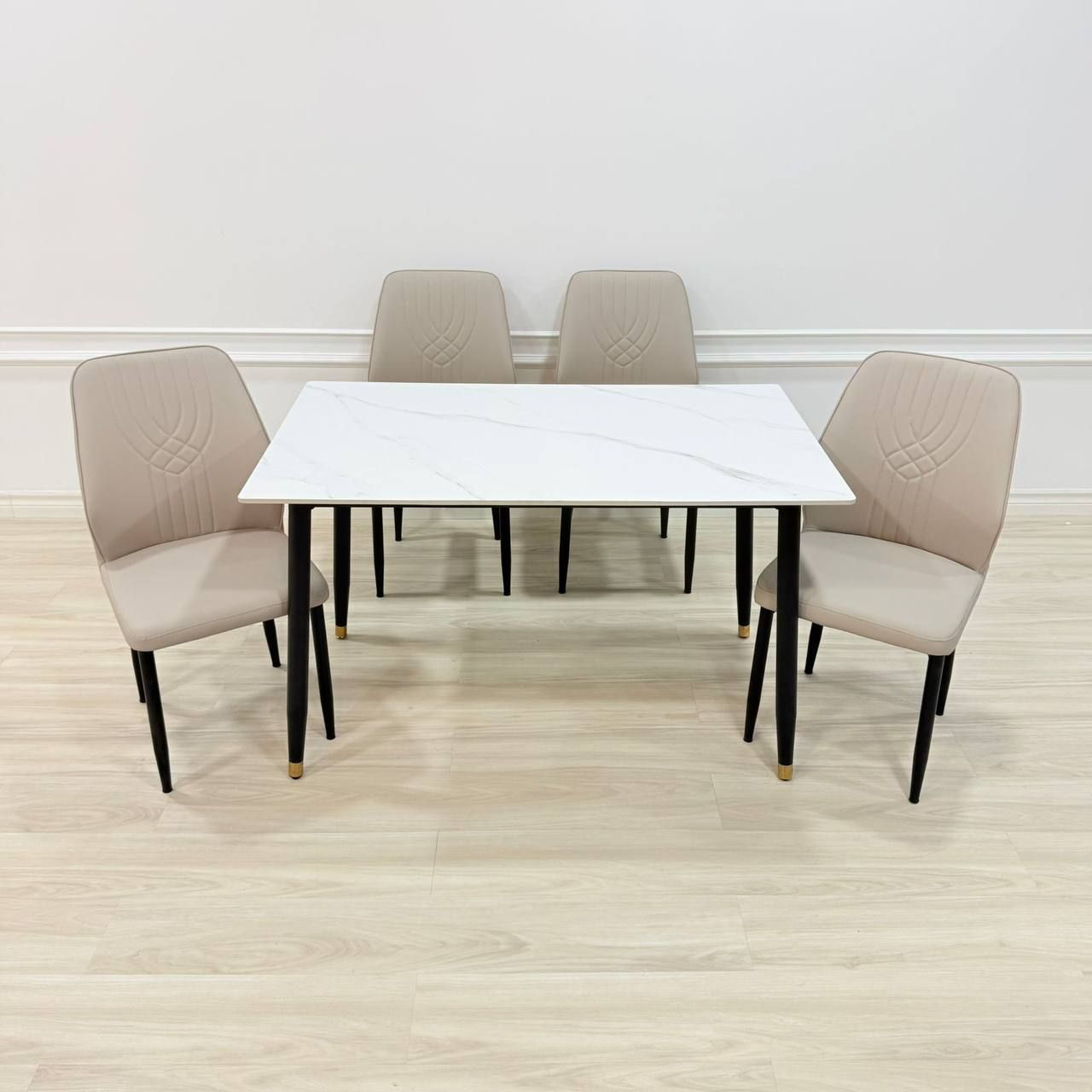 ميز طعام 4 كرسي رجل حديد دوشمه جلد سطح الميز رخام مزجج
قياس الميز 70*120 سم

 للحجز والاستفسار مراسلة الصفحة 
يوجد توصيل لكل محافظات العراق

شركة 1 🌸🦋

موديل #صيني
بدون شد 🚫


**إذا كنت صاحب هذا الإعلان وتريد حذفه لأي سبب، رجاءا أرسل رسالة إلى الدعم الفني**