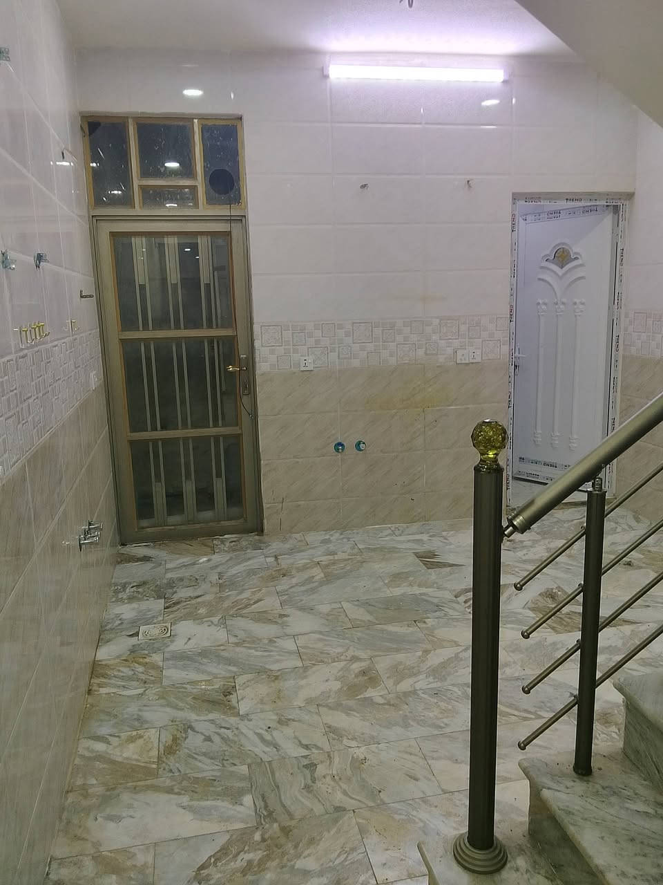 السلام عليكم يتوفر لدا مكتبنا مشتمل الايجار المساحه 50م مدخلين طابقين بناء حديث يحتوي على غرفتين نوم فوك وجوه استقبال ومطبخ وخدمات موقع المشتمل الشعب قرب شارع عدن خلف جامع الشروفي ماكو مقابيلك جيران مقابيل متنزه بدل الايجار 450قفل بدون عمله الاستفسار مكتب الشعب للعقار ***********
