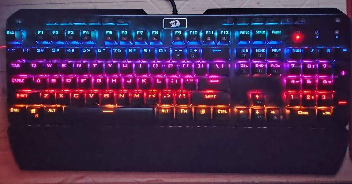 سلام عليكم
تجميعة كامله من كيس وشاشه وكيبورد وماوس للبيع  تشغل جميع الالعاب بموصفات حلوه 
الموصفات 
المعالج : amd rayzen 5 2600 
كارت شاشه : invidia 3060 12 GB 
مذربود : asrock 450M pro 4 
بور سبلاي : thermal take 650 W 
الرامات : 16g DDR4 2*8 
 هارد  SSD M.2 Nvme 500 GB
  الكيس xigmatic RGB
كيبورد ريد دراكون  redragon  RGB
الماوس JEDEL GM 1120
شاشه حجم 24  ips  
تجميعة كامله مكمله تجي تفصح براحتك وتشوفها زين يله تاخذها  
والكيس بي اكثر من ٢٠ نمط للالوان وتغيره لون كيس وجامعة صفح موجوده 
مكاني بغداد جميلة الاولى
رقم الهاتف واتس اب ***********
السعر 1050 مليون وخميسن الف بيها مجال بسيط
