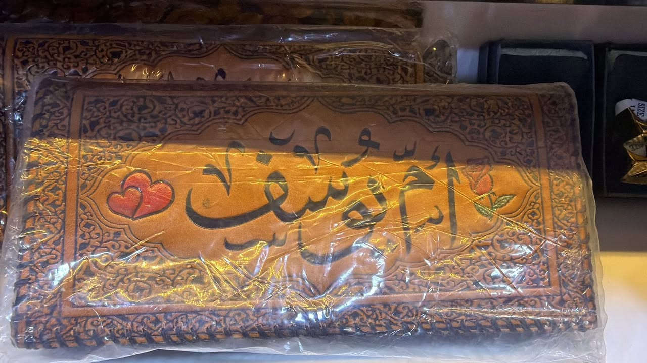 ⸻

✨ لأنكِ تستحقين التميّز ✨
محفظة نسائية جلد فاخر تجمع بين الأناقة والجودة 🌷
تصميم عملي وعصري يناسب كل الأذواق 💼

💖 الميزة الأجمل؟
نطبع اسمك أو اسم من تحبين على المحفظة
لتكون قطعة خاصة… أو هدية لا تُنسى 🎁

✔️ جلد ناعم عالي الجودة
✔️ ألوان راقية تناسب كل الإطلالات
✔️ طباعة اسم ثابتة وأنيقة
✔️ مثالية للاستخدام اليومي أو الإهداء

📍 اسم المكتبة: مكتبة الولاية
📍 العنوان: كوت – حي جهاد – نهاية شارع بيت صبر
📞 رقم الهاتف: ***********

✨ اختاري الأناقة… واكتبي اسمك عليها
للطلب والاستفسار تفضّلي بزيارتنا أو الاتصال بنا 💌
