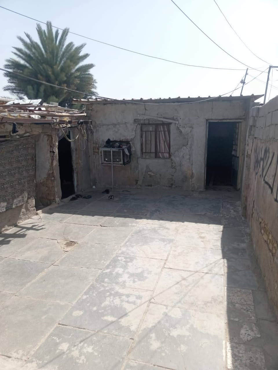 من رخصت الأدمن المحترم *********** بيت تجاوز واقع حال بغداد الكاظمية مقابل كلية الحقوق ع الشارع العام غرفتين نوم استقبال كبرة مطبخ صحيات كراج يوسع سيارتين الواجهة ١٠ نزال ١٥ السعر ١٧مليون *********** بغداد, العراق
