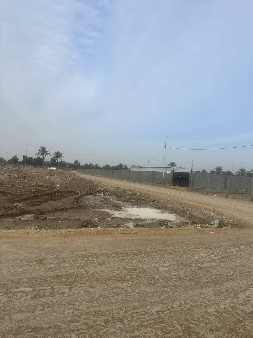 قطعة 200 متر الواجهه 10 متر و النزال 20 متر قريبة جدا من شارع 100
***********
