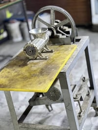 مكينه ثرم للبيع قياس 22"السعر(150)وبيها مجال بسيط رقم الهاتف(078110291...