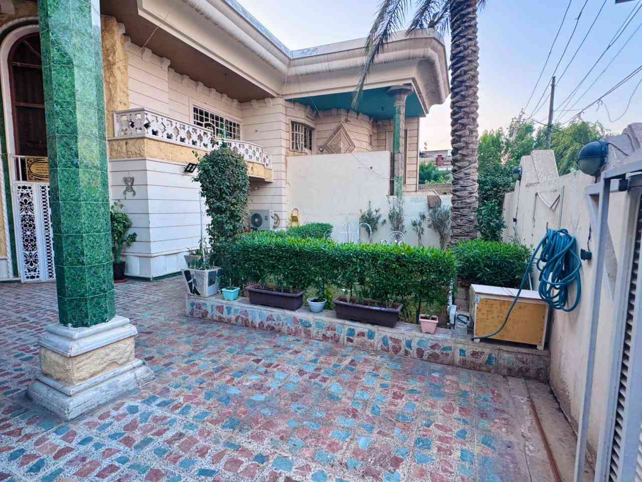 #شركة_ارض_ادم_للوساطة_العقارية

🛑عقارات البلديات 

🏡 بيت للبيع – طابقين
المساحة: 300م
الواجهة: 15م
النزال: 30م
تشجير: 100م
🔹 الطابق الأرضي يحتوي على:
استقبال
صالة داخلية
غرفتين نوم
صحيات
مطبخ حار وبارد
🔹 الطابق الثاني يحتوي على:
صحيات
4 غرف نوم
إحدى الغرف سويت كامل
💰 السعر: 950 مليون
التفاصيل اكثر يرجى

***********
***********
