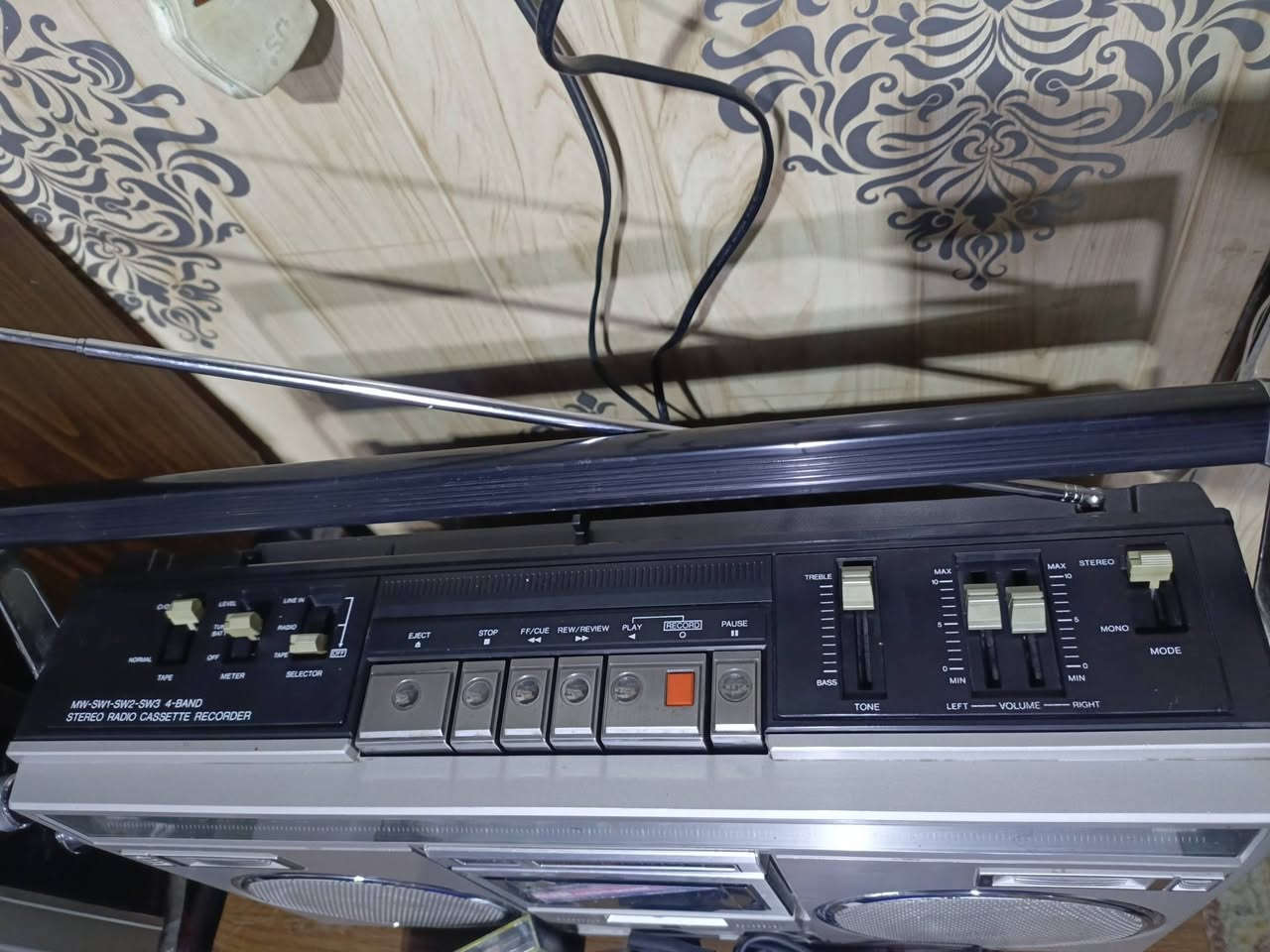 للبيع 
راديو مسجل ناشيونال بانسونك 
(RX-5100T) ياباني المنشأ إستيراد مؤسسه بدايه الثمانينات راديو 4 موجات بدون fm,,نظافه عاليه جدا مقارب للجديد نقص الكارتون فقط،مع الكاسيت وگيبل التوصيل الاصلي ..شغال وبحاله ممتازه.. للاستفسار(***********)
متواجد واتساب ماسنجر،،يوجد توصيل 
((السعر مراسله الصفحه))
ملاحظه..متوفر جهازين نفس النوع والنظافه
