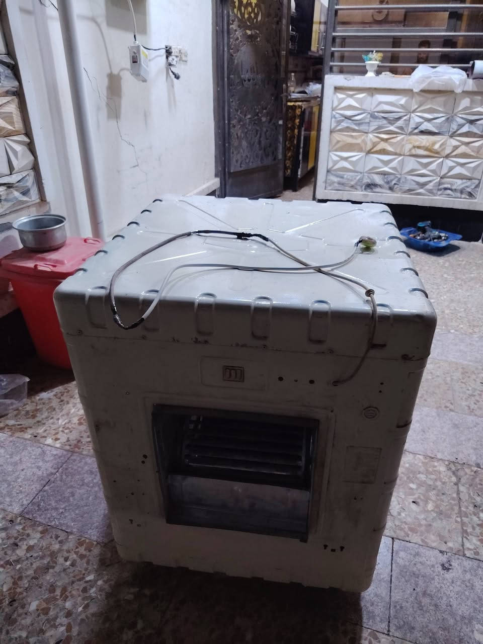 مبردة حجم ٢ ونصف أبواب بلاستك مابيها شي تشتغل وناعمة. ماطور جديد. سرعة واحدة فقط. ***********. سعرها ٧٥.
