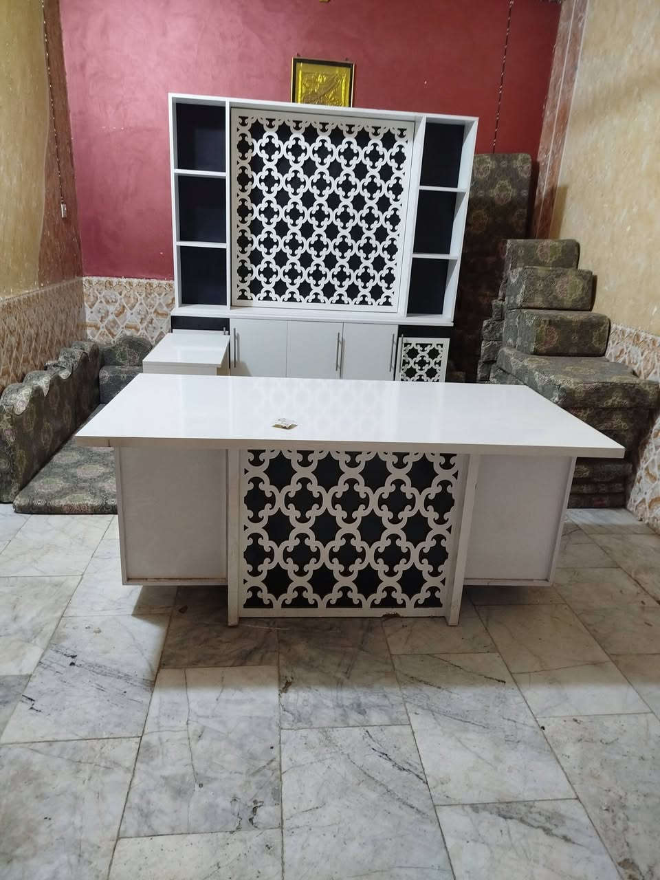 السلام عليكم ميز مكتبي معروض للبيع يتكون من اربع قطع زائد طبلتين جديد السعر الخاصه الاتصال على ***********
